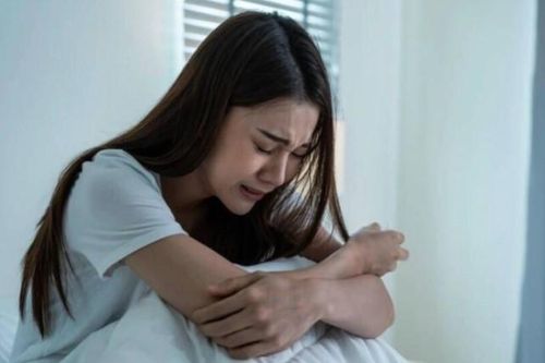 Phân loại đồ đạc sau khi chồng qua đời, nhìn thấy bí mật được che giấu nhiều năm khiến vợ suy sụp