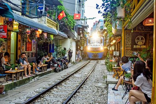 Hà Nội có nên xóa sổ cà phê đường tàu?