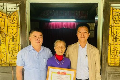 Quảng Bình: Tặng giấy khen cho cụ bà 32 năm cưu mang học trò nghèo