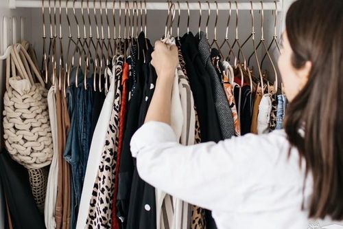 7 bước nhanh gọn sắp xếp tủ quần áo mùa đông
