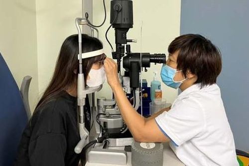 Người lớn bị mắt lác có chữa được không?