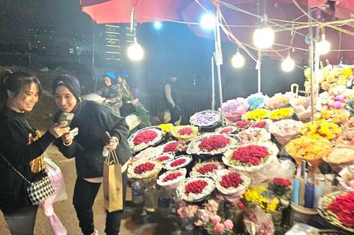 Tết đến sớm ở chợ đầu mối hoa tươi lớn nhất Thủ đô