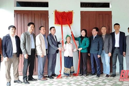 Bàn giao nhà Đại đoàn kết cho 10 gia đình chính sách có hoàn cảnh khó khăn tại huyện Thường Xuân