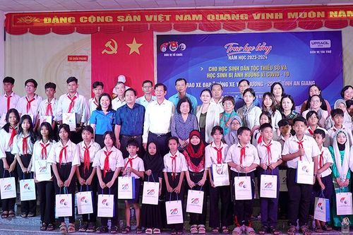 Trao 50 suất Học bổng Vừ A Dính cho học sinh đồng bào dân tộc thiểu số TX. Tân Châu