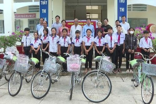 Trao 35 chiếc xe đạp, quà cho học sinh có hoàn cảnh khó khăn vùng biên giới