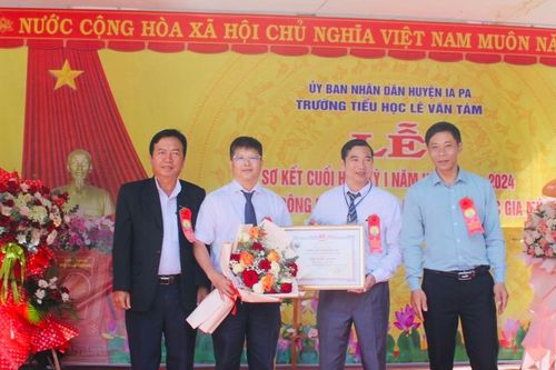 Trường Tiểu học Lê Văn Tám đón bằng đạt chuẩn quốc gia mức độ 1