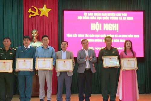 Chư Păh: 16 tập thể, cá nhân được khen thưởng trong công tác giáo dục quốc phòng, an ninh