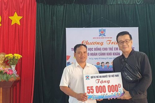 Trao 55 suất học bổng cho trẻ khuyết tật có hoàn cảnh khó khăn tại thị trấn Ia Ly