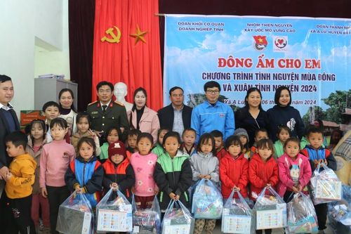 Trao 205 suất quà cho hộ nghèo, hộ cận nghèo và học sinh nghèo tại xã A Lù