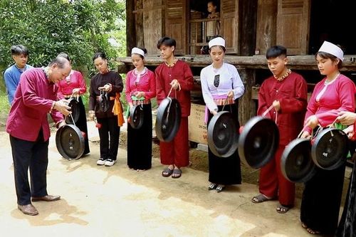 Nâng cao ý thức bảo tồn bản sắc văn hóa dân tộc Mường