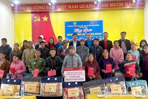 Tặng 18 suất quà cho hộ nghèo tại xã Tân An