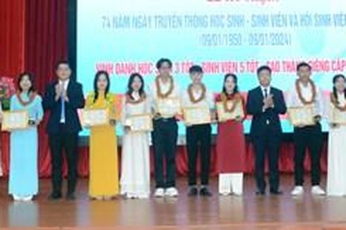 Tuyên dương 'Sinh viên 5 tốt' và 'Sao tháng Giêng'