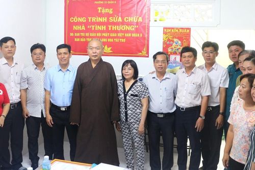 Phật giáo Q.8 trao nhà tình thương cho hộ gia đình bị hỏa hoạn