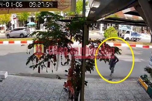 Clip: 'Dơi' gắp xe máy của người giao cơm trưa