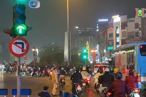 Nhiều người phớt lờ biển cấm, ngang nhiên vi phạm giao thông