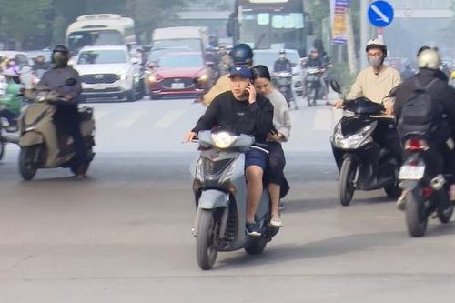 Phớt lờ biển cấm, người dân vẫn ngang nhiên vi phạm