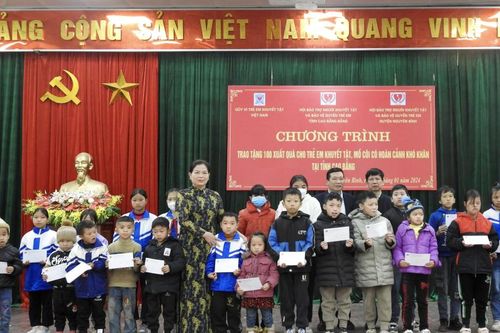 Tặng 100 suất quà cho trẻ em khuyết tật, mồ côi tại Nguyên Bình
