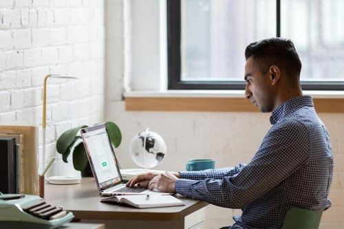 Đột tử bởi cục máu đông hình thành khi ngồi suốt 50 giờ
