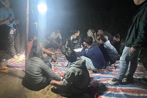 7 người vào nghĩa trang đánh bạc