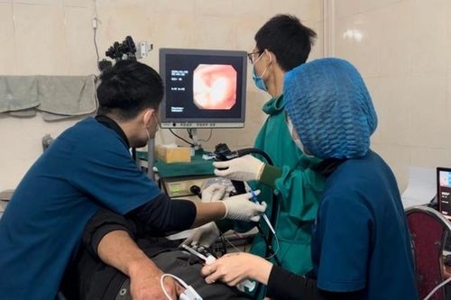 Con đỉa 6cm bò ngoe nguẩy trong khí quản người đàn ông