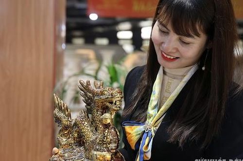 Nghệ nhân hối hả tạo dáng sản phẩm rồng vàng tâm linh phục vụ Tết Giáp Thìn 2024