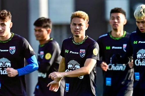 Supachai khâu 19 mũi, Theerathon ngộ độc khi lên tuyển Thái Lan