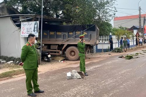 Hình ảnh ô tô tải bất ngờ lao vào quán làm tóc đang có 4 người phụ nữ