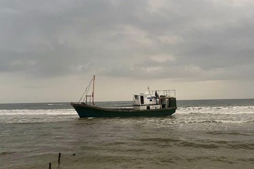 Phát hiện tàu không có người, trôi dạt vào bờ biển ở Quảng Trị