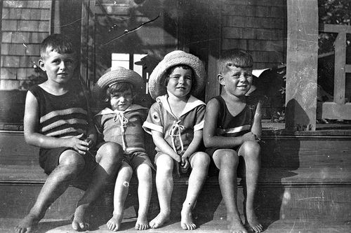 Tuổi thơ JFK và áp lực phải sống theo 'tiêu chuẩn nhà Kennedy'