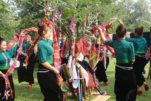 Dựng cây Nêu, tổ chức bữa cơm đoàn viên cùng đồng bào Tây Bắc đón Tết