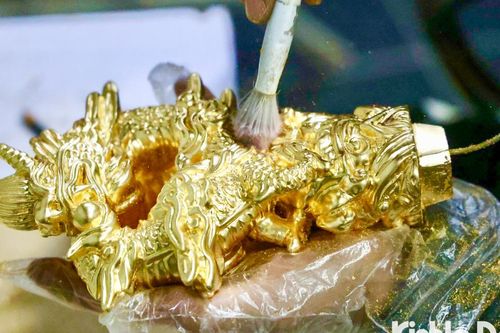 Cận cảnh 'Hí Long Vân' phủ sơn mài và vàng 24k đón Tết Giáp Thìn 2024
