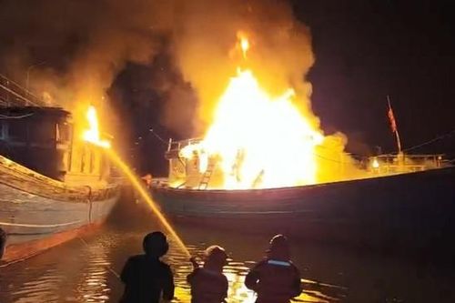 Đà Nẵng: 3 tàu cá bốc cháy dữ dội trong đêm