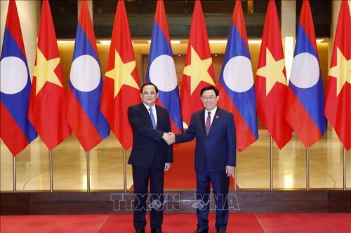 Chủ tịch Quốc hội Vương Đình Huệ hội kiến Thủ tướng Lào Sonexay Siphandone