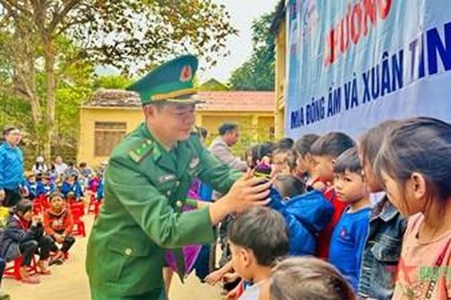Trao 130 triệu đồng tiền quà tặng người dân xã biên giới Tam Quang