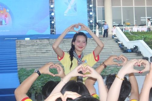 Hoa hậu Liên lục địa Lê Nguyễn Bảo Ngọc và Ca sĩ Phương Mỹ Chi 'cháy' hết mình cùng Sinh viên TP. HCM