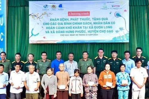 Hội thầy thuốc trẻ Bệnh viện Quân y 175 khám bệnh, tặng quà cho người dân khó khăn huyện Chợ Gạo, tỉnh Tiền Giang