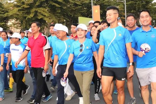 Gần 10.000 người đi bộ gây quỹ chăm lo lao động khó khăn