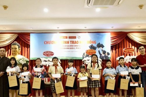 Tặng 100 triệu đồng học bổng cho con em các gia đình chính sách tại quận 3