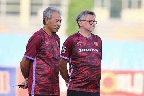 Lý lịch vô cùng ấn tượng của hai 'phó tướng' cạnh HLV Troussier
