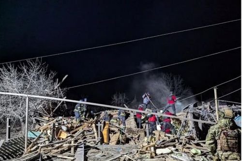 Xung đột Nga-Ukraine: 11 người thiệt mạng trong cuộc tấn công bằng tên lửa S-300 ở Đông Ukraine, nỗ lực cứu hộ vẫn tiếp tục