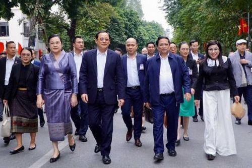 Hai Thủ tướng Việt Nam và Lào đi dạo, thưởng thức cà phê bên Hồ Gươm