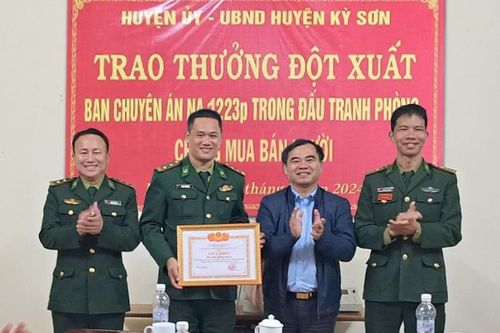 Trao thưởng thành tích trong đấu tranh, triệt phá đường dây mua bán người
