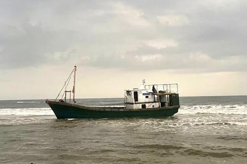 Phát hiện tàu lạ trôi dạt vào bờ biển huyện Triệu Phong
