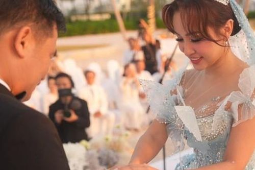 Hồ Hoài Anh đệm đàn ở đám cưới Vân Hugo