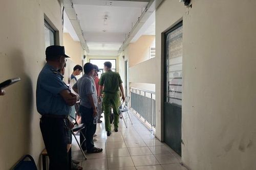 Bản tin 8H: Nam giảng viên tử vong trong nhà công vụ