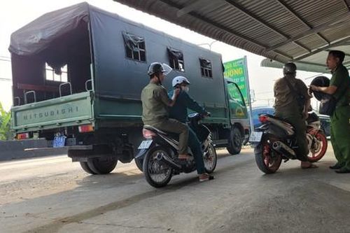 Cảnh sát chốt chặn nhiều tuyến đường, truy bắt nghi can giết người cướp của ở TPHCM