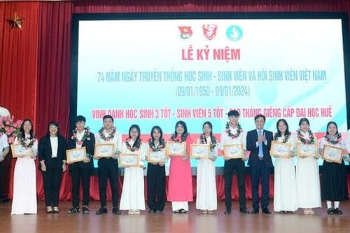 Tuyên dương sinh viên 5 tốt Đại học Huế