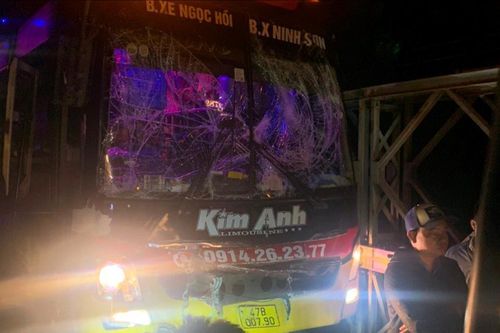 Va chạm giữa 2 xe khách giường nằm trên cầu tạm quốc lộ 19 gây ùn tắc giao thông