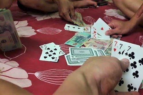 Khởi tố cán bộ Kiểm lâm cùng 3 đối tượng về tội đánh bạc
