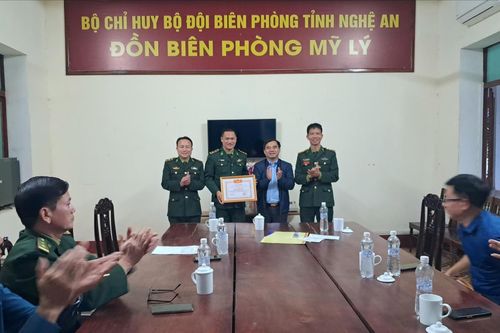 Khen thưởng 'nóng' tập thể, cá nhân xuất sắc trong đấu tranh tội phạm mua bán người